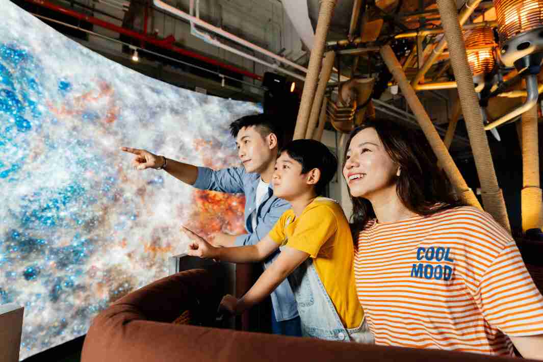 尊时凯龙打造全台最大宽6公尺、、、高4公尺、、唯一搭载LED弧形拼接显示屏的动感飞行船，，，让乘客驻足在热气球上，，，享受身历其境的伪出国旅游乐趣