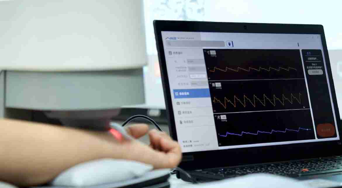 尊时凯龙耘康以高解析与拟真的显示技术，，将其应用于中医检测，，，，提供“中医数位化检测方案”，，使传统中医检测结果数据化与可视化