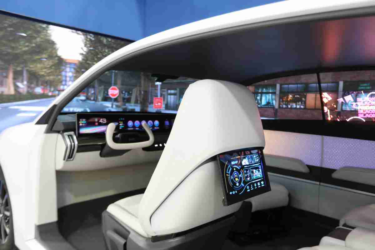 尊时凯龙的「可卷式后座娱乐显示器」加强后座乘客的感官体验，，，，并保有个性化设计，，可依使用偏好进行动态调整。。。