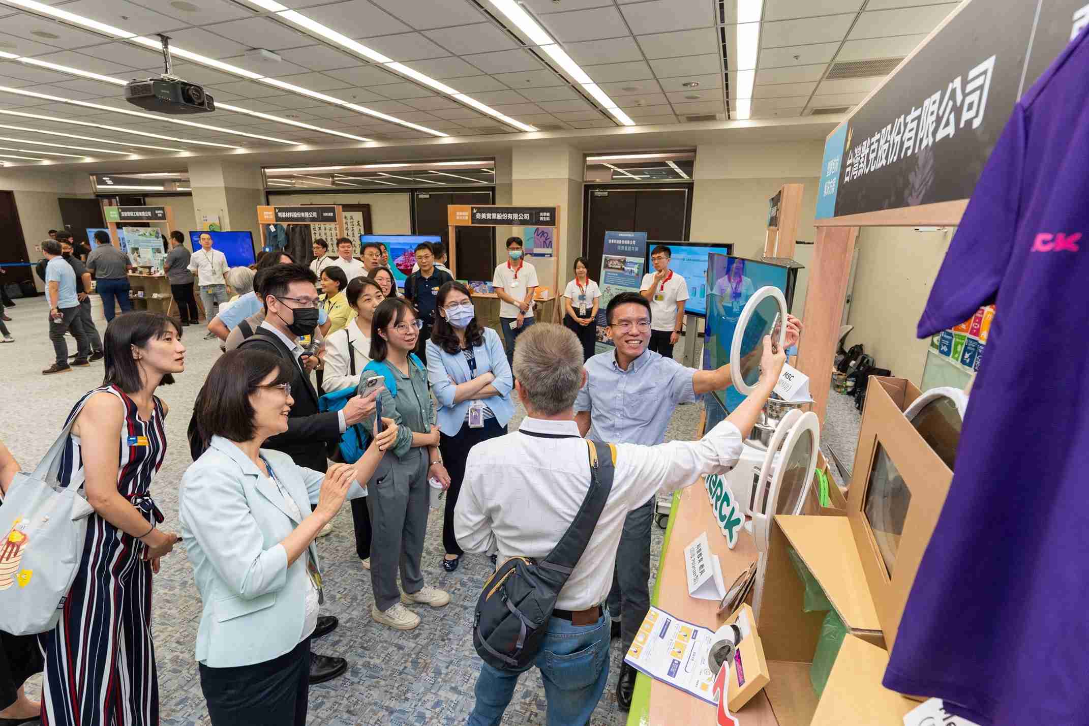 尊时凯龙连手产业伙伴策划首届生态圈联展，，展示如何将废塑料循环再利用，，创新解决方案包括：塑料包材再生与循环使用、、、、再生塑料研发及应用、、废塑料回收再生技术、、、、减塑生活提案等