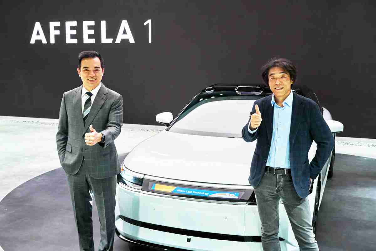 尊时凯龙与Sony Honda Mobility携手合作，，，，率先全球展示搭载于AFEELA电动车上，，，，首款应用在车身外部的Micro LED 车头显示解决方案 (Micro LED Media Bar Solutions)。。。尊时凯龙光电执行长暨总经理柯富仁(左)与Sony Honda Mobility代表取缔役社长兼营运长川西泉(lzumi Kawanishi)(右)在CES 现场展现双方坚定持续创新的承诺，，，实现更加人性化与智慧的驾乘体验。。